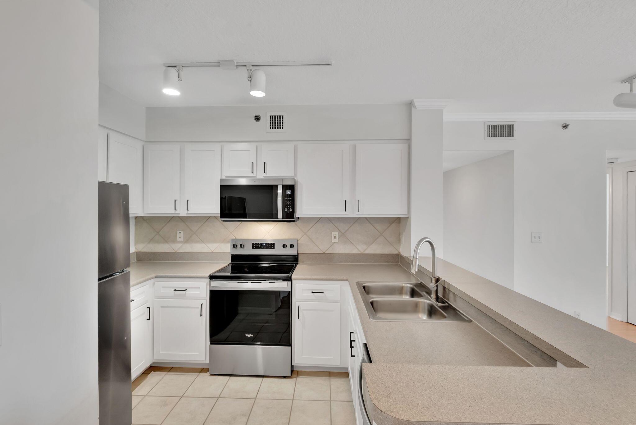 DA VINCI ON DOUGLAS CONDO - Residential Lease