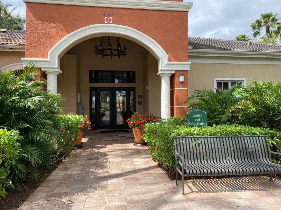 Photo of 4163 N HAVERHILL Road #1215, West Palm Beach, FL 33417 (MLS # B26059103)