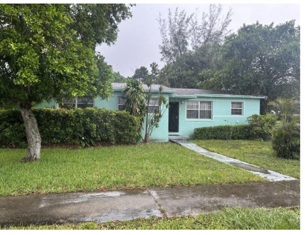 Handyman special, real estate, fixer-upper listings, needs cosmetics, large 10,000 sq ft corner lot. 3/2 house.