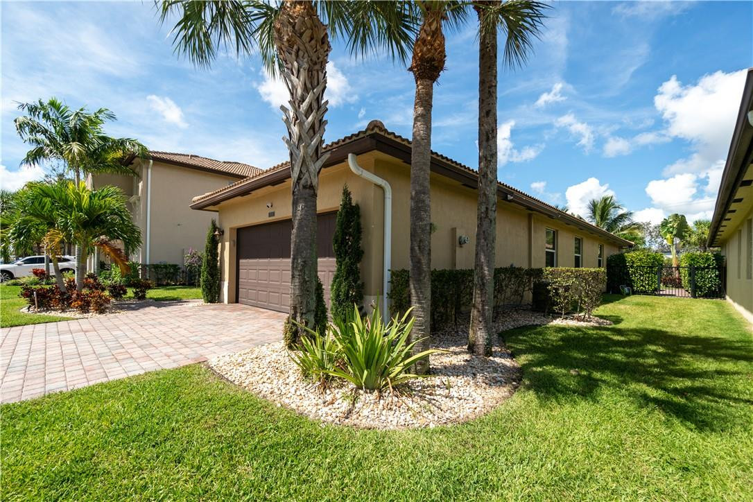 Vista Lago - Residential