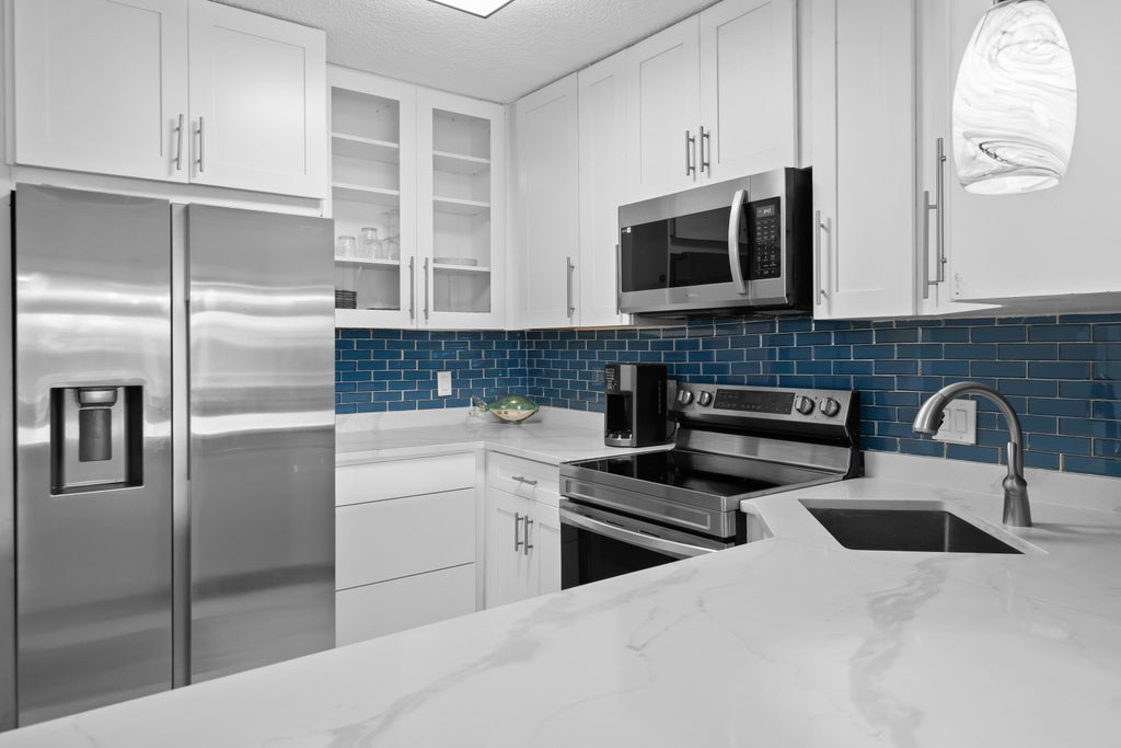 Photo of 390 N FEDERAL Highway #202, Deerfield Beach, FL 33441 (MLS # B26079526)