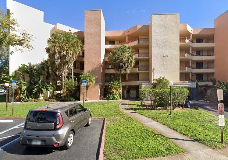 Large 2/2 - Oversized Wraparound Screened Patio, A rated schools, across from the park in Coral Springs and walk 5 min to Temple! If you're searching for a place that offers everything you need without breaking the bank, your search ends here—welcome to your new home! This inviting residence provides a range of amenities to enhance your living experience, all at an affordable price.