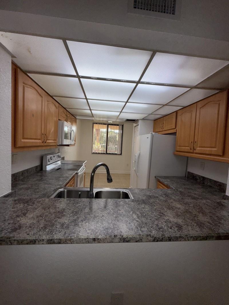 Fairway Lake 110-22 B - Residential Lease