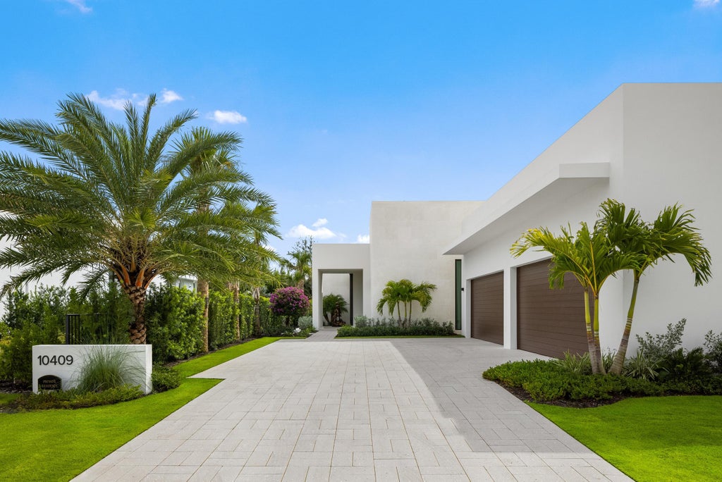 Photo of 10409 BERNINA Drive, Palm Beach Gardens, FL 33412 (MLS # B26087693)