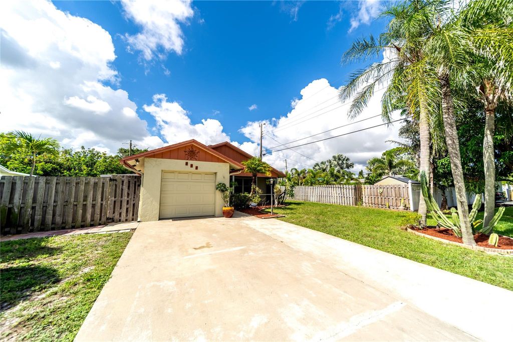 Photo of 906 NW 6th Avenue, Boynton Beach, FL 33426 (MLS # F10446797)