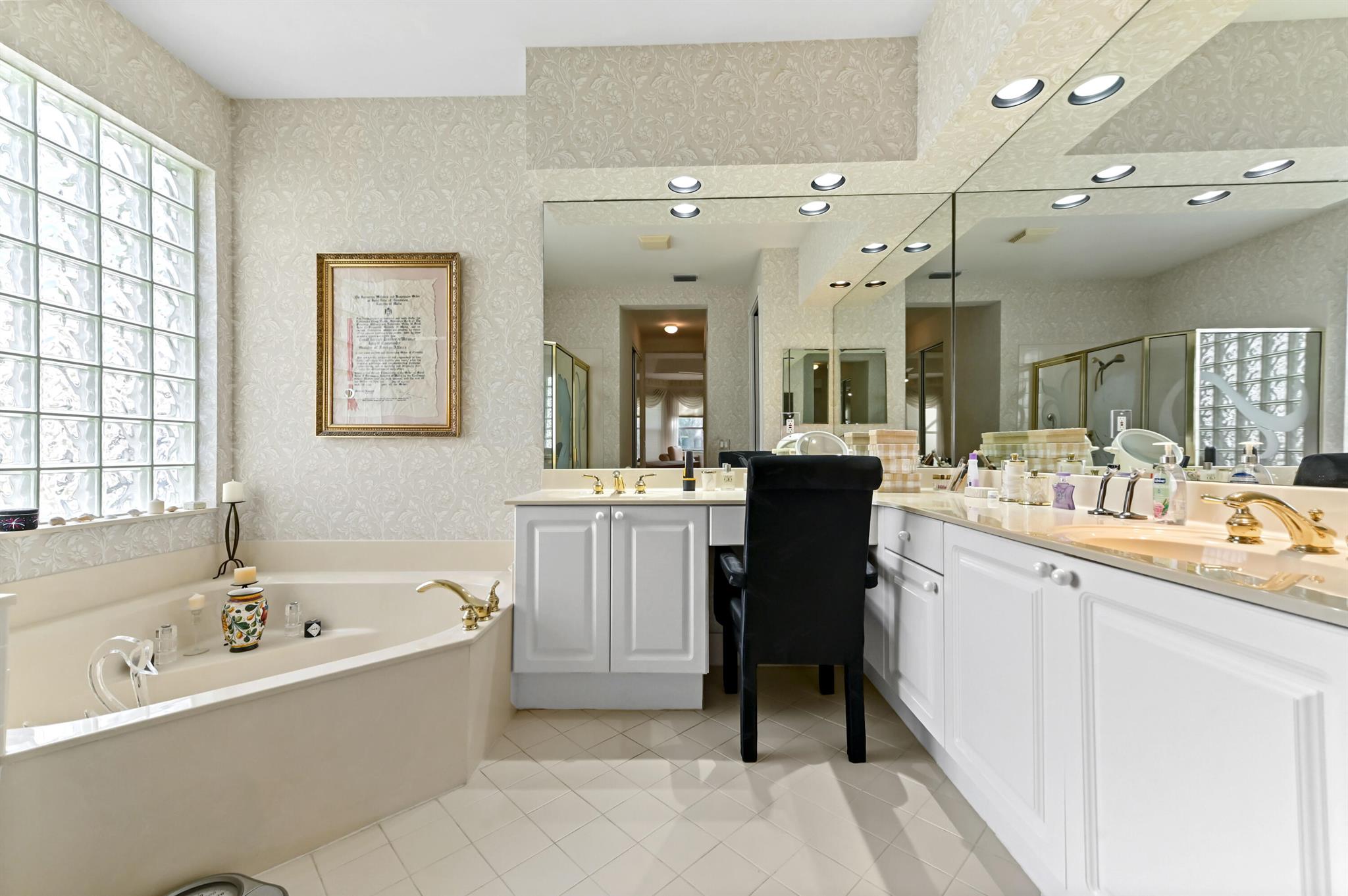 VALENCIA LAKES - Residential