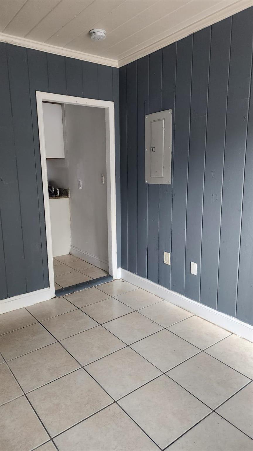 Recently renovated Estudio apartment Ready to move in. Freshly painted, new kitchen Cabinets. Water Included.