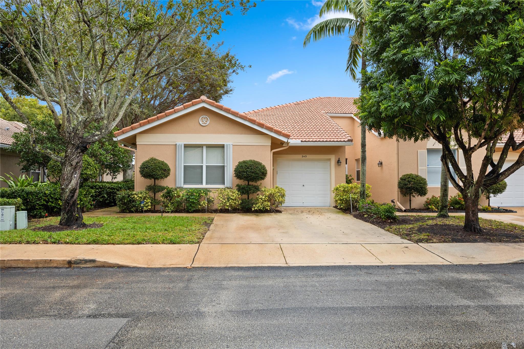 Welcome to this beautiful 3 bedroom/2 bathroom villa, within the sought after Coral Trace community. This villa is surrounded with beautiful wide waterfront lake views providing peace and serenity. Just moments away from Downtown Delray Beach, Coral Trace is an hidden gem offering an array of amenities, such as lighted tennis courts, a heated swimming pool, billiards room, kids playground, and a fitness center. Many upgrades, including a brand new a/c, newer appliances, cabinets outfitted with pull-out drawers, Hunter Douglas window treatments and much more