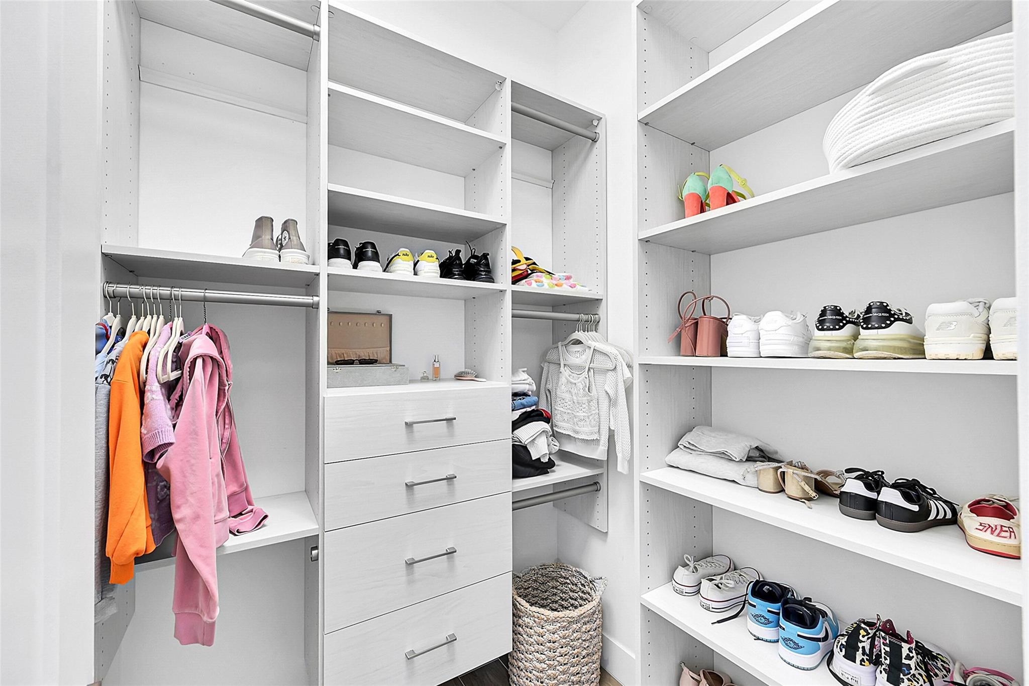 Farida 176-152 B - Residential