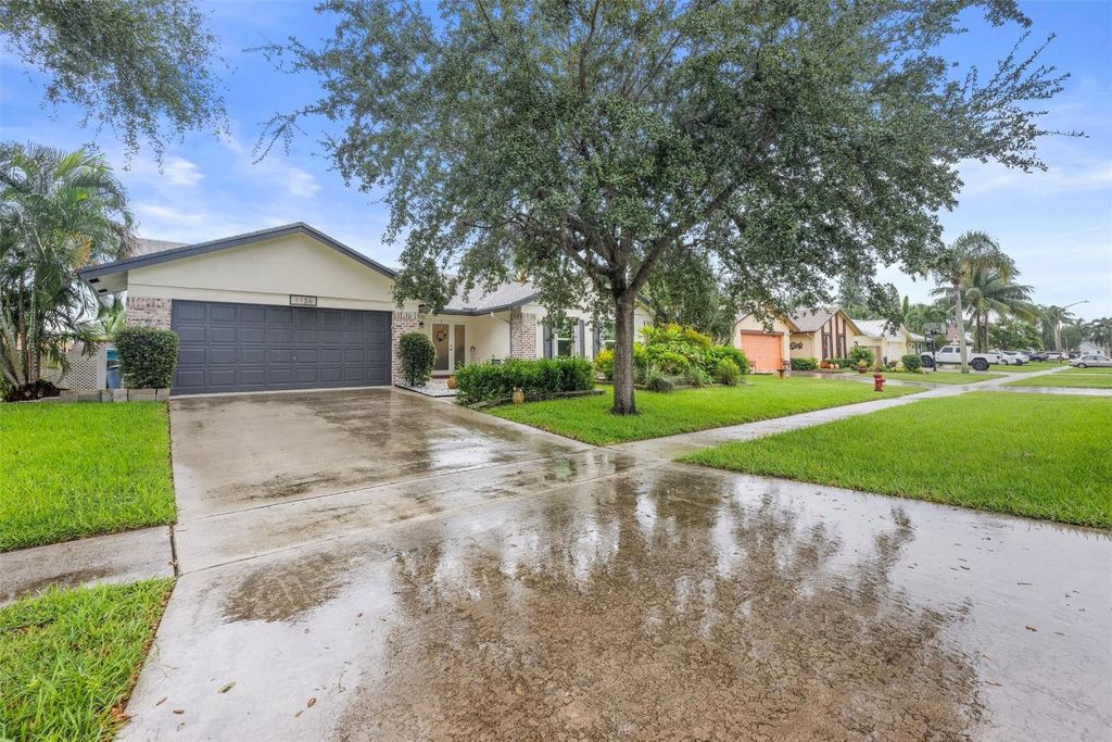 Photo of 1126 NW 10th Street, Boynton Beach, FL 33426 (MLS # F10471955)