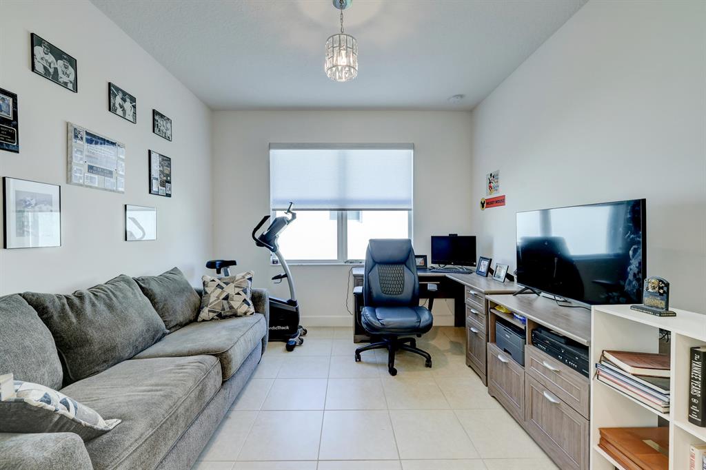 VALENCIA CAY/RIVERLAND - Residential