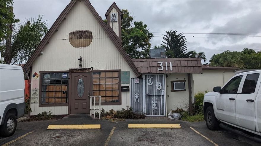 GREAT LOCATION, PRICED TO SELL!!  commercial property now being used as a bakery, on Commercial Boulevard in a spot with high demand, heavy traffic, plenty of storage, parking spaces, and fenced in backyard. Current tenant will leave as soon as the property is sold. Inventory and refrigerators and freezers are not included in the sales price. Low asking price takes in consideration some repairs that may be needed.