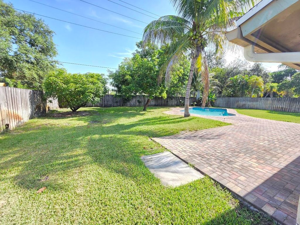 Photo of 12301 Paseo Way, Hollywood, FL 33026 (MLS # B26053489)