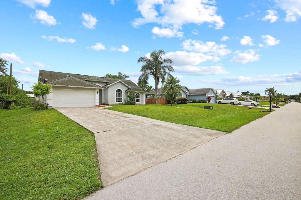 Photo of 562 SW Badger Terrace, Port Saint Lucie, FL 34953 (MLS # F10512719)