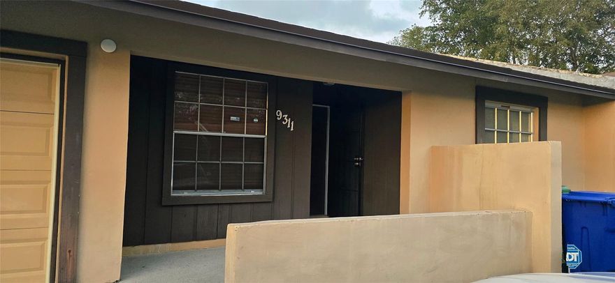 Look no more! this perfectly renovated villa is for the person who likes comfort and convenience at a great price.  
The unit is in a central location; supermarkets, malls, close to public transportation and the convenience to the highways.   Ready for immediate occupancy.