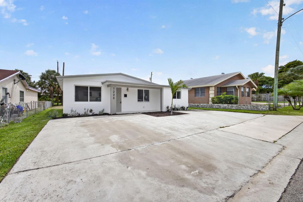 Photo of 1225 W 32 Street, Riviera Beach, FL 33404 (MLS # B26013168)