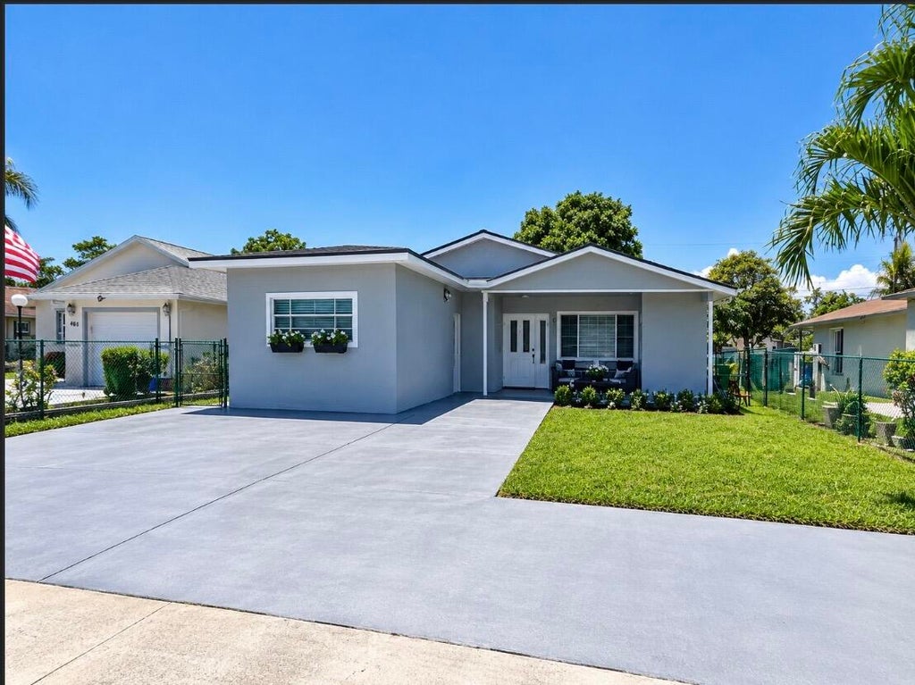 Photo of 802 SW 5th Avenue, Delray Beach, FL 33444 (MLS # B26083618)