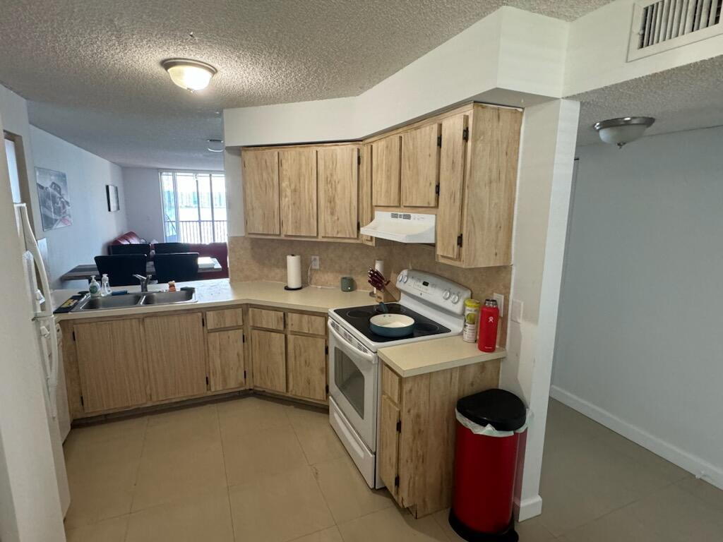 LAKE EMERALD CONDOMINIUM NO - Residential