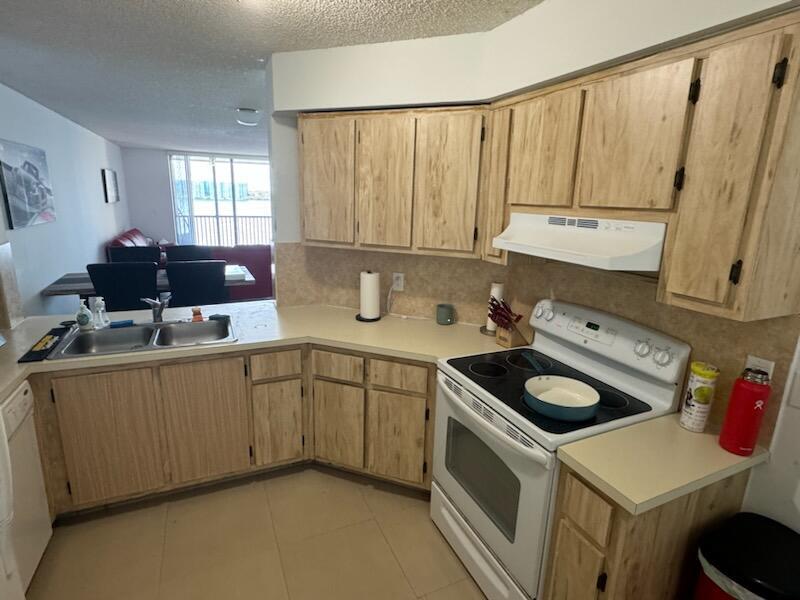 LAKE EMERALD CONDOMINIUM NO - Residential