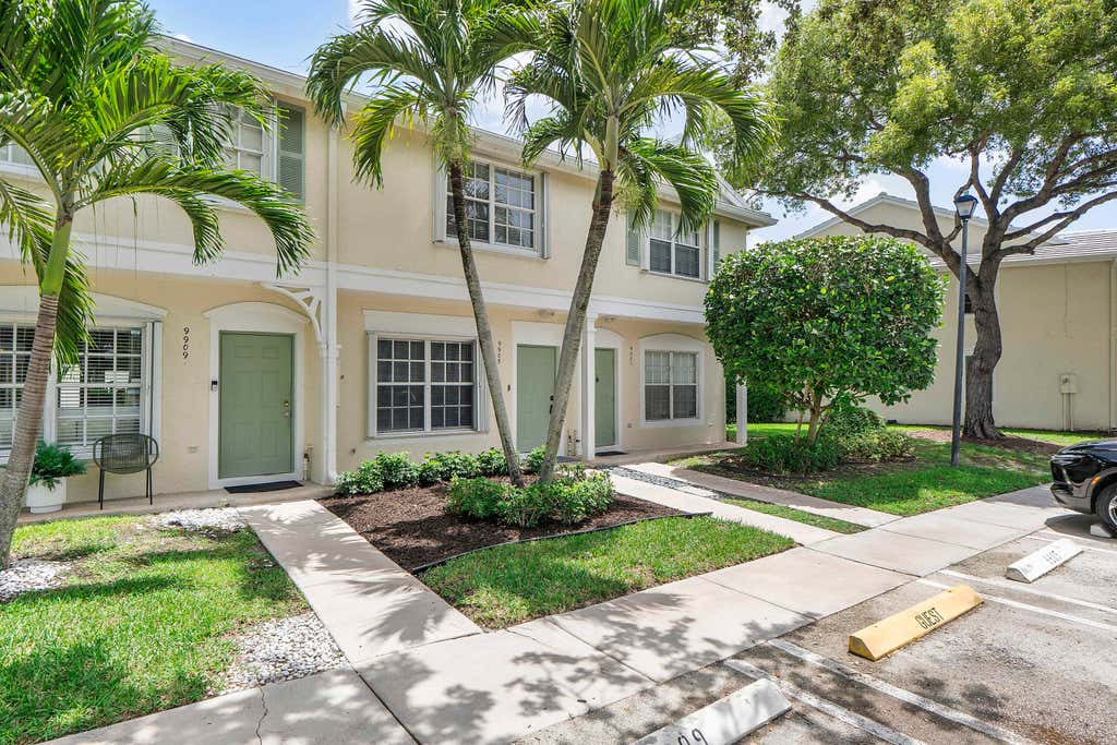 Photo of 9905 NW 57th Manor, Coral Springs, FL 33076 (MLS # B26050971)