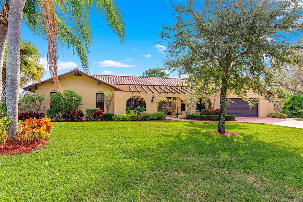 Photo of 114 Pinehill Trail W, Tequesta, FL 33469 (MLS # R10682598)