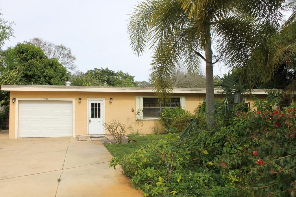 Photo of 1306 S 14th Circle, Fort Pierce, FL 34982 (MLS # R10950807)