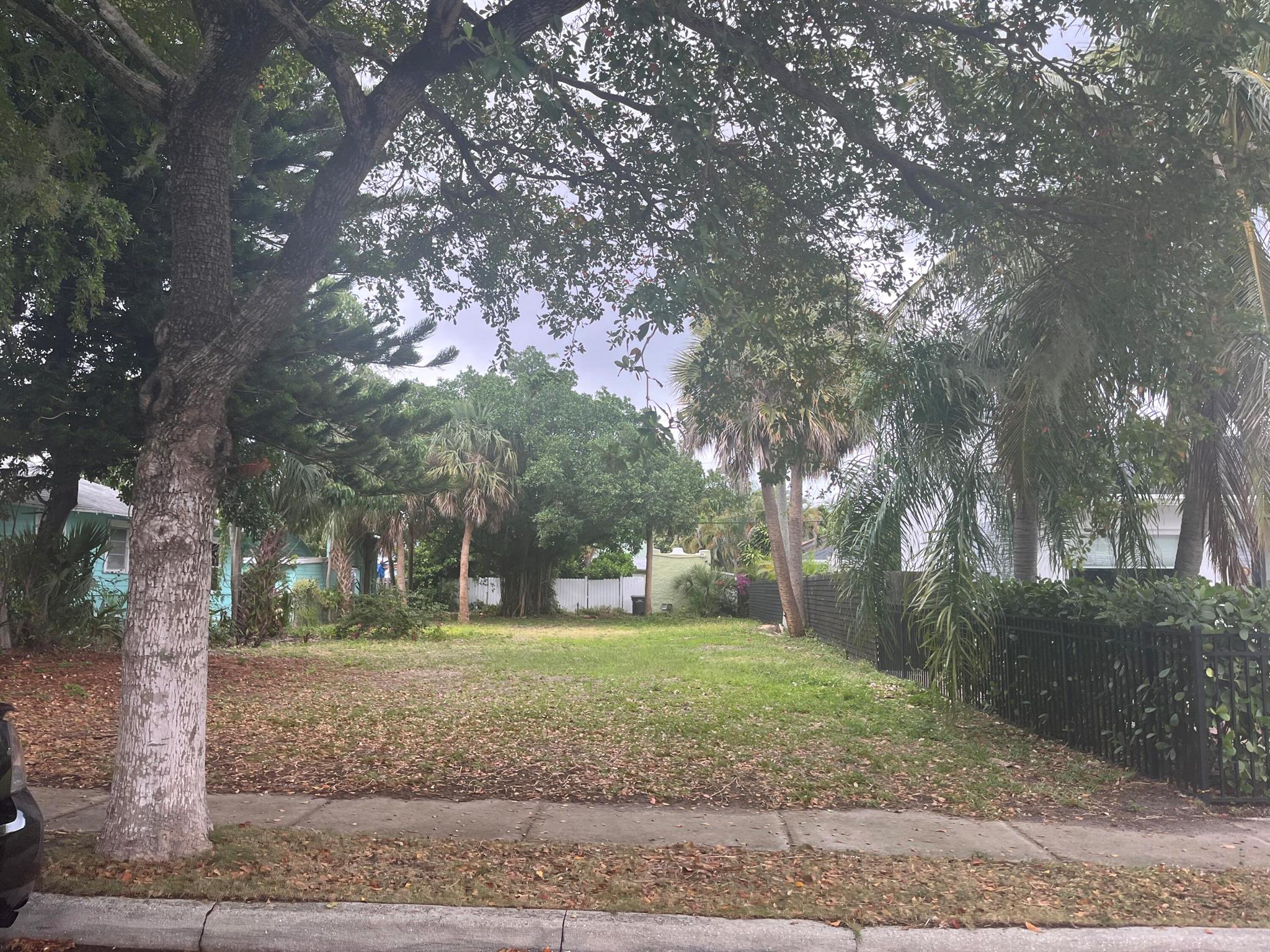 Full Size Buildable single Family Lot with Street and Alley access. Great location in Historic Northwood just 350 ft west of Poinsettia. This area has had explosive growth and only a few buildable lots remain. Just minutes from downtown West Palm and blocks to inter coastal waters. Only 3 miles to th e beaches of Palm Beach or Singer Island. Build your Dream Home in one of West Palms Most desired locations.
