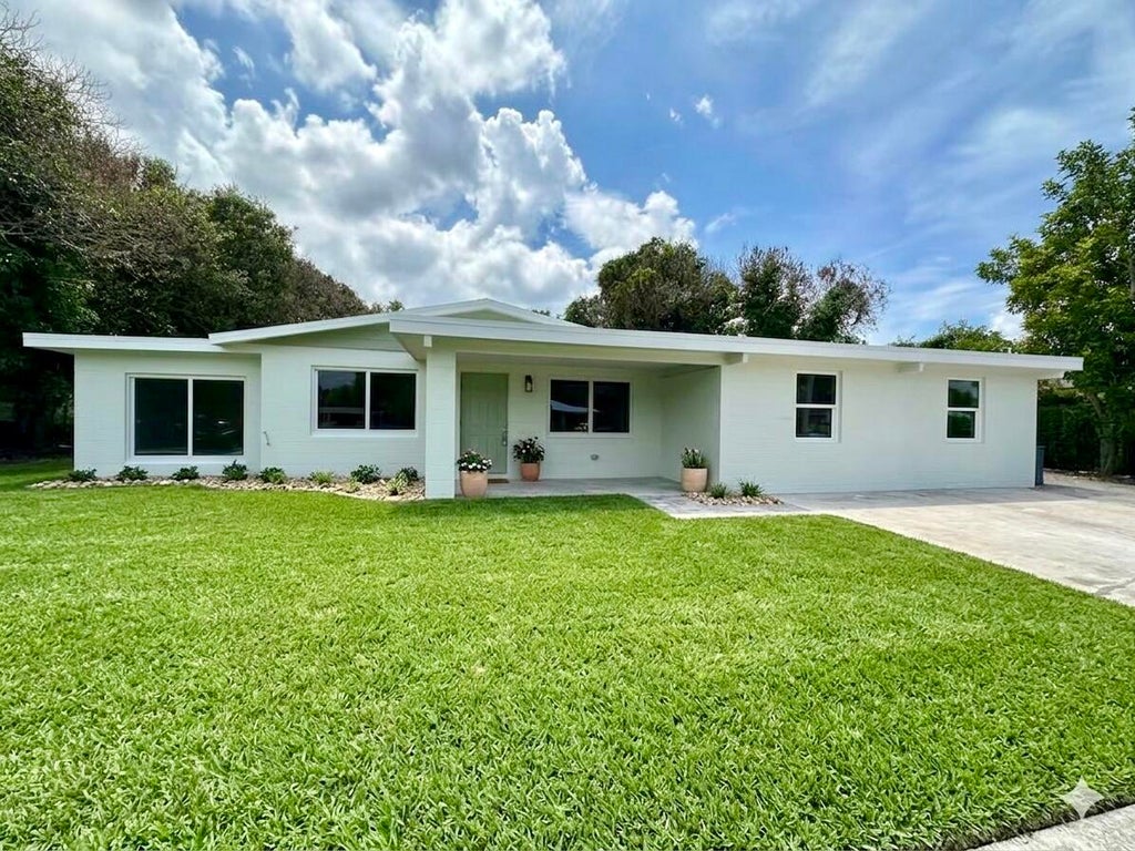 Photo of 1913 WYOMING Avenue, Fort Pierce, FL 34982 (MLS # B26067550)