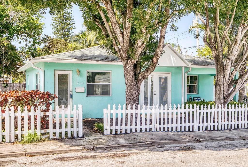 Large studio apartment with full kitchen, terrazzo floors and central air. Side yard and laundry room on site. Located in historic Lake Worth Beach, close to shopping, restaurants, entertainment and just over the bridge to the beach. Available for annual lease.