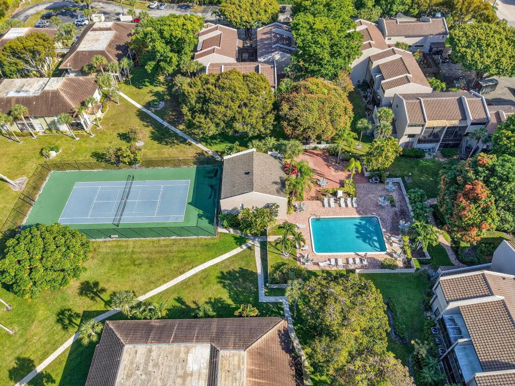 BANYAN COURTS CONDO - Residential