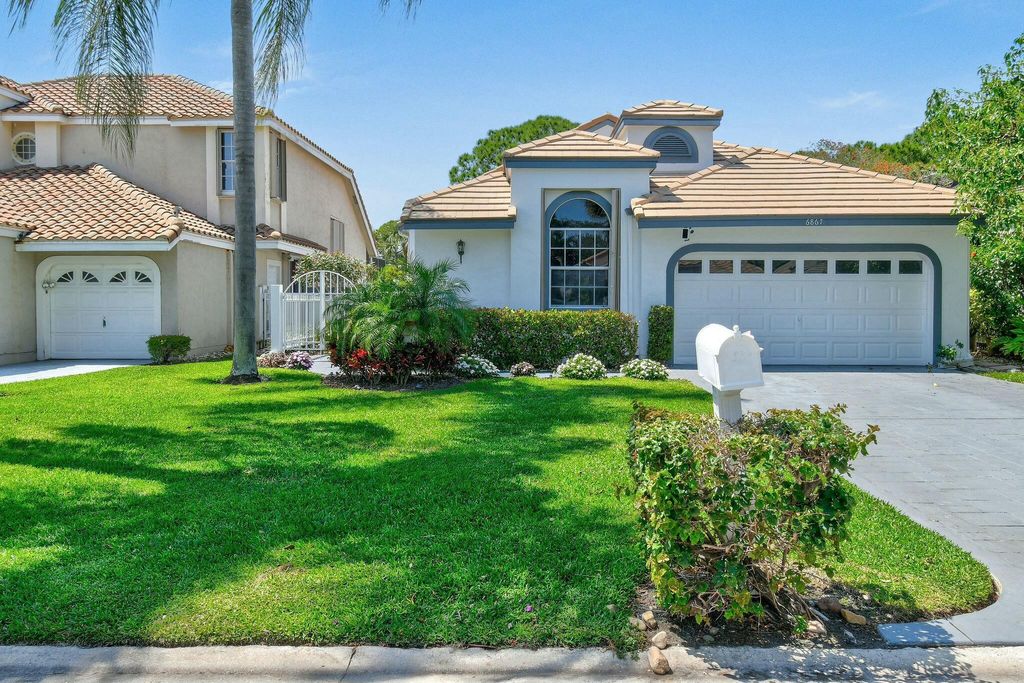 Photo of 6867 Briarlake Circle, Palm Beach Gardens, FL 33418 (MLS # R11080074)