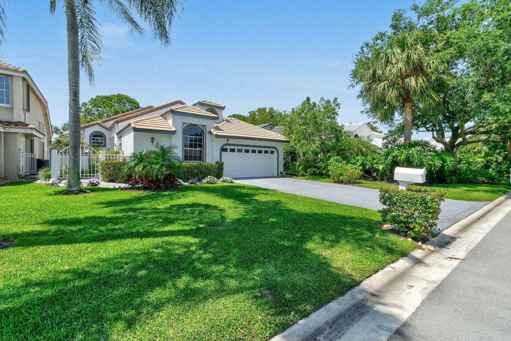 Photo of 6867 Briarlake Circle, Palm Beach Gardens, FL 33418 (MLS # R11080074)