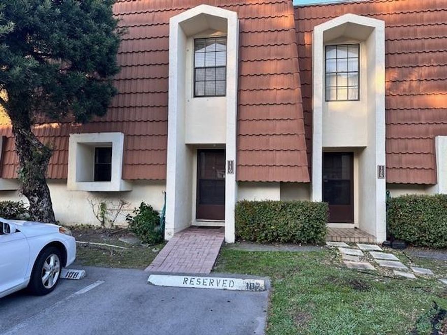 UPDATED townhouse offers open floor plan courtyard/patio. Dbl master bdrms upstairs & have large closets for storage. Brand new tile installed. Peaceful/private patio. Washer/Dryer in unit. Complex is quiet & peace ful/features tennis courts, remodeled pool area. 2 parking spots right in front of the unit. pets OK to 50lbs (no pitbulls per HOA)