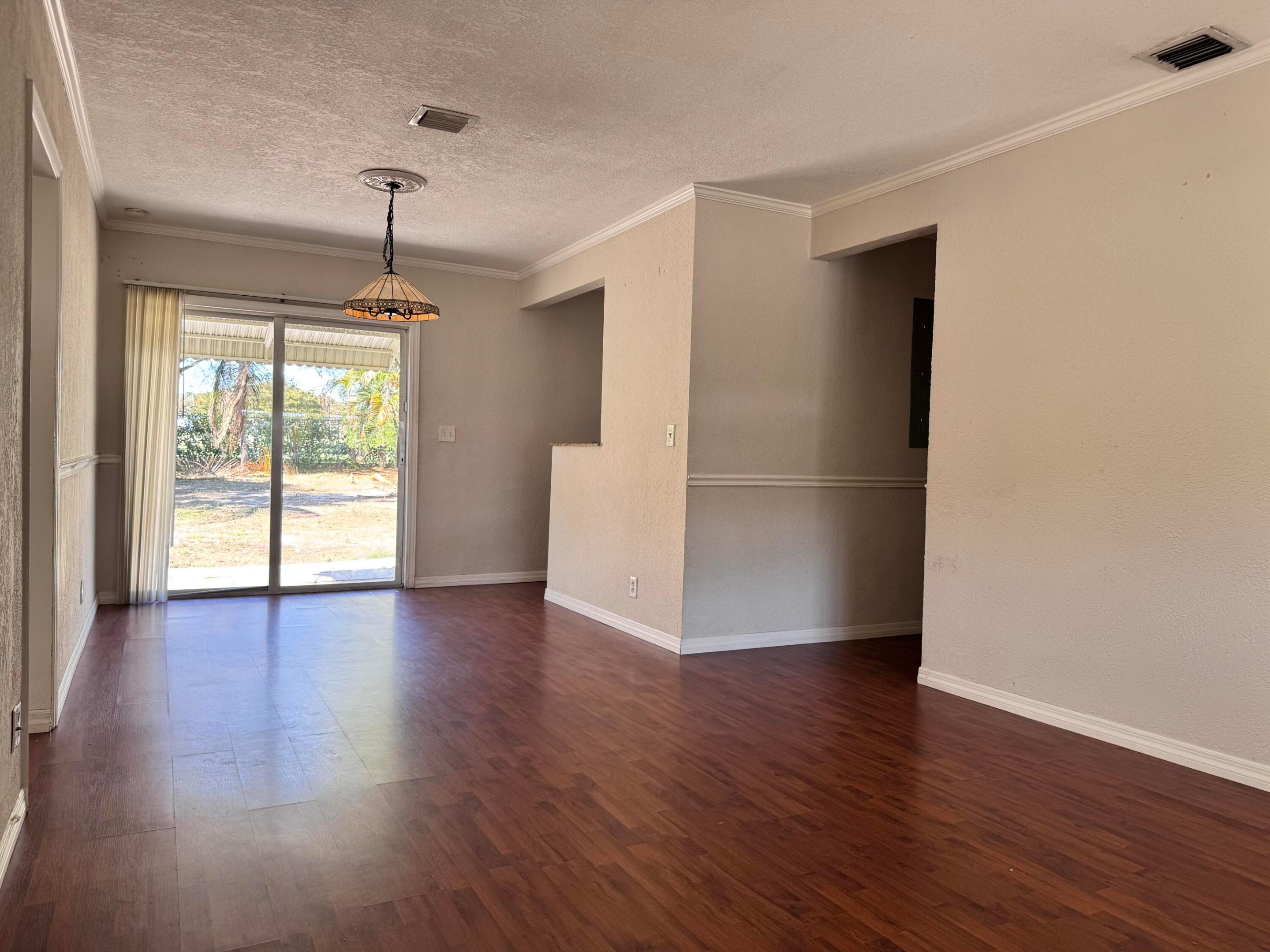 COUNTRY CLUB PARK - Residential Lease