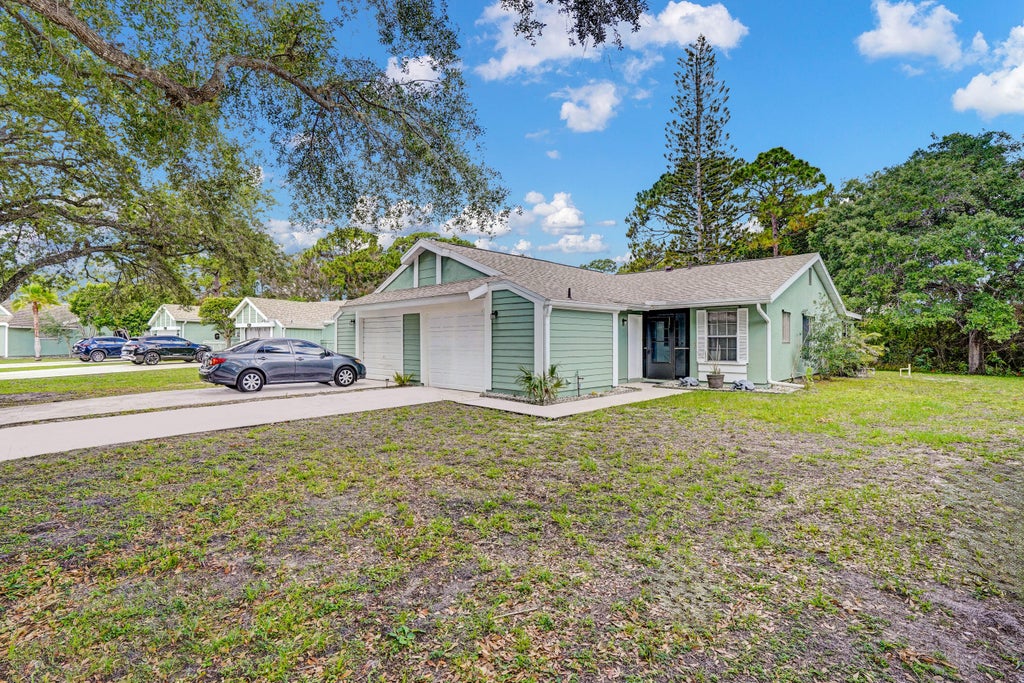 Photo of 1370 SE Rivergreen Circle, Port Saint Lucie, FL 34952 (MLS # B26031076)