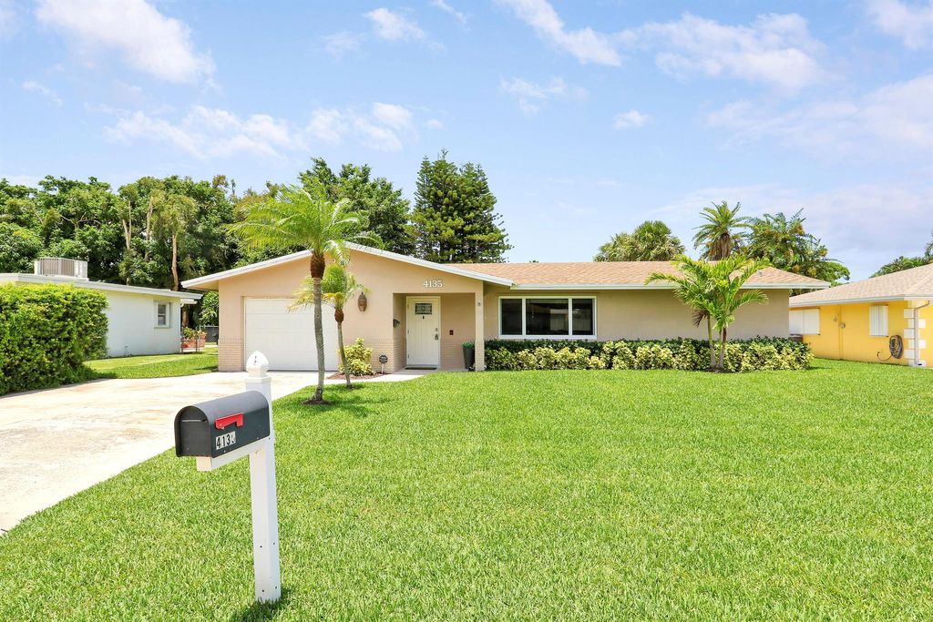 Photo of 4135 Lakespur Circle N, Palm Beach Gardens, FL 33410 (MLS # R11107572)