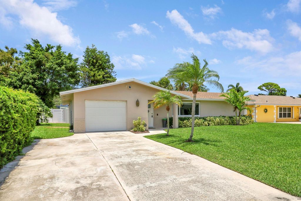 Photo of 4135 Lakespur Circle N, Palm Beach Gardens, FL 33410 (MLS # R11107572)