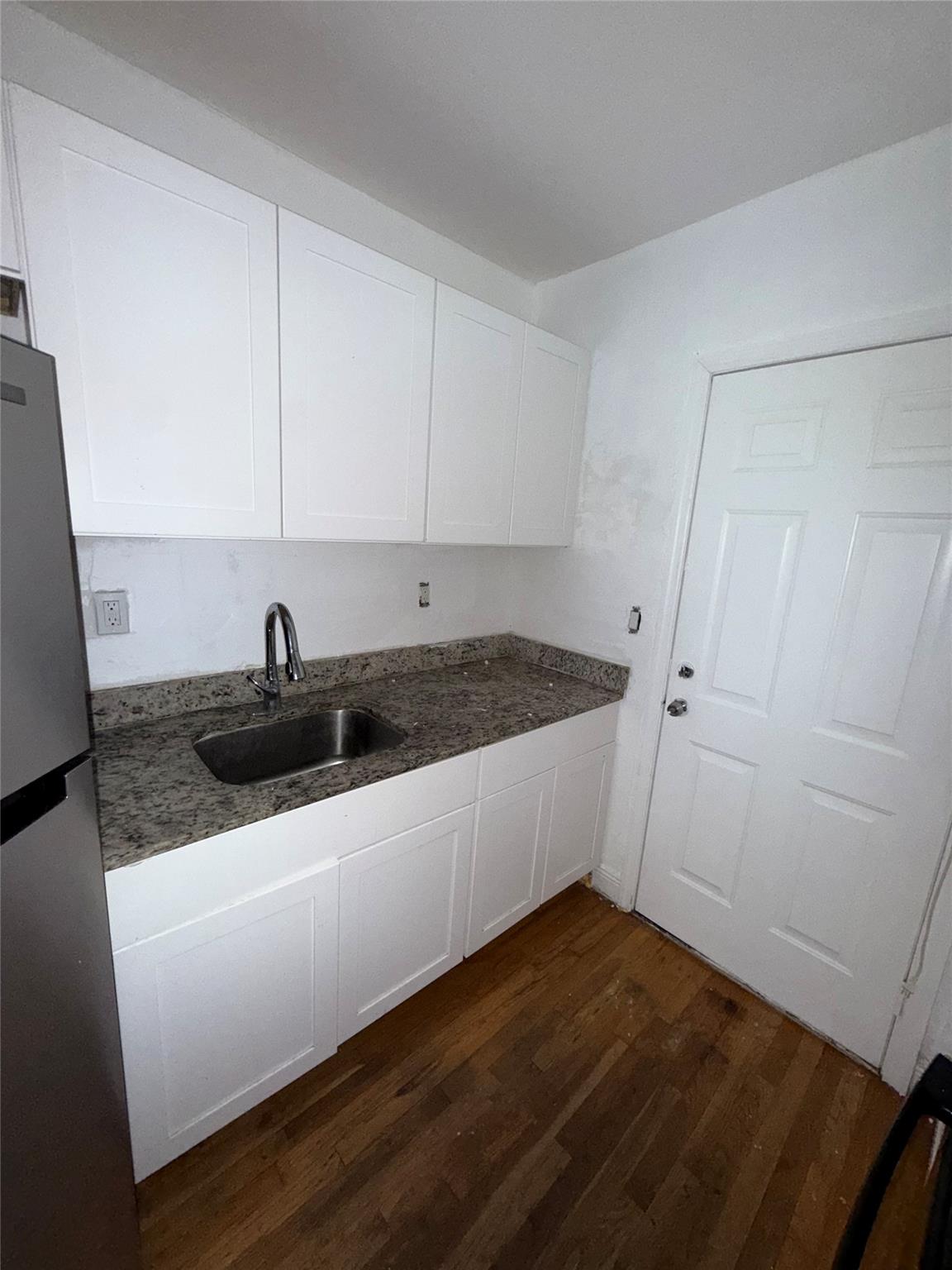 Large 1 Bedroom in convenient location to shopping, highways, beaches and more! Laundry onsite.  Rapid approval and move in possible. Tenant must agree to rent paid via ACH from bank account