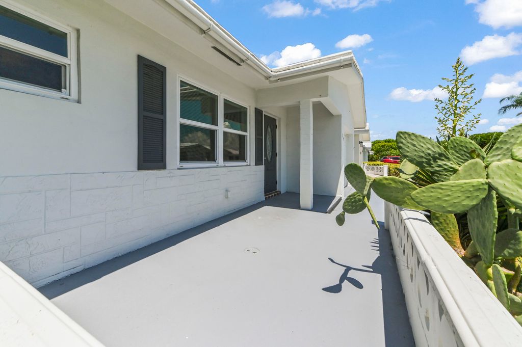Photo of 717 SW 16th Street, Boynton Beach, FL 33426 (MLS # B26046316)
