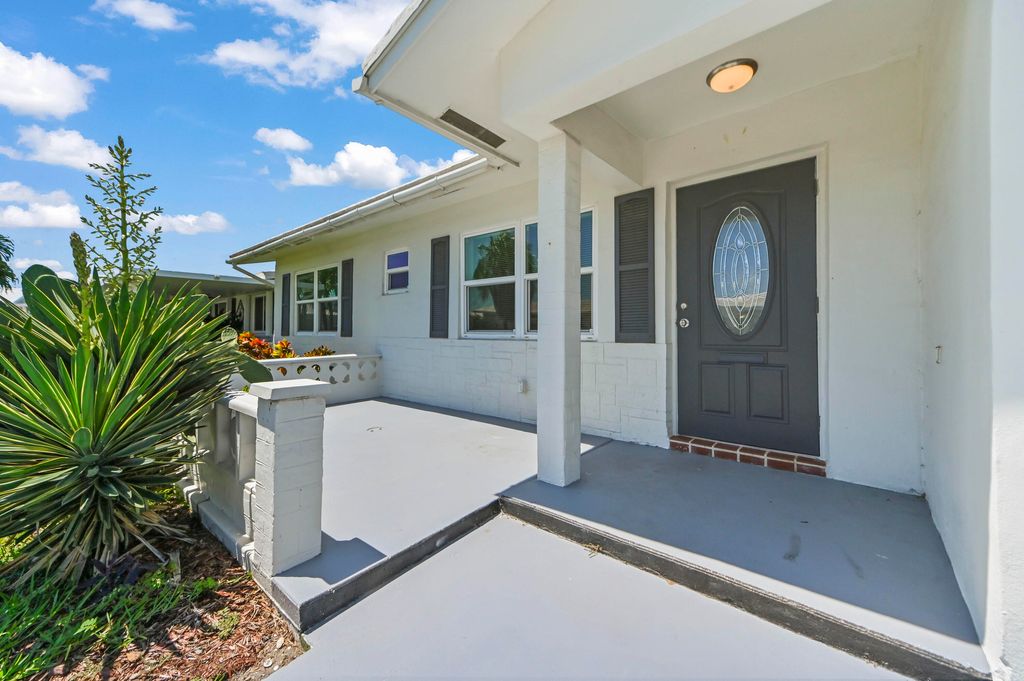 Photo of 717 SW 16th Street, Boynton Beach, FL 33426 (MLS # B26046316)