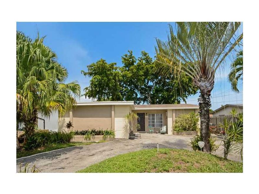 NICE MOVE IN READY HOME WITH LOTS OF UPGRADES, GRANITE COUNTERTOPS IN KITCHEN WITH AMAZING TOP OF THE LINE APPLIANCES, WITH SPACIOUS  DEN OFF KITCHEN, LARGE BEDROOMS, NICE SHADY BACK YARD,TANKLESS GAS HOT WATER HEATER, GAS STOVE, GAS HEATER, MOST OF THE Y ARD IS FENCED, AT THE END OF A QUIET CUL DE SAC,  SPLIT BEDROOMS, UPDATED BATHS WITH PULL OUT DRAWERS, ONE AND 1/2 CAR GARAGE WITH KEYLESS ENTRY, PERFECT FOR A FAMILY  TO PLAY IN CUL DE SAC, ALARM SYSTEM WITH CARBON MONOXIDE AND FIRE SENSORS - MUST SEE!