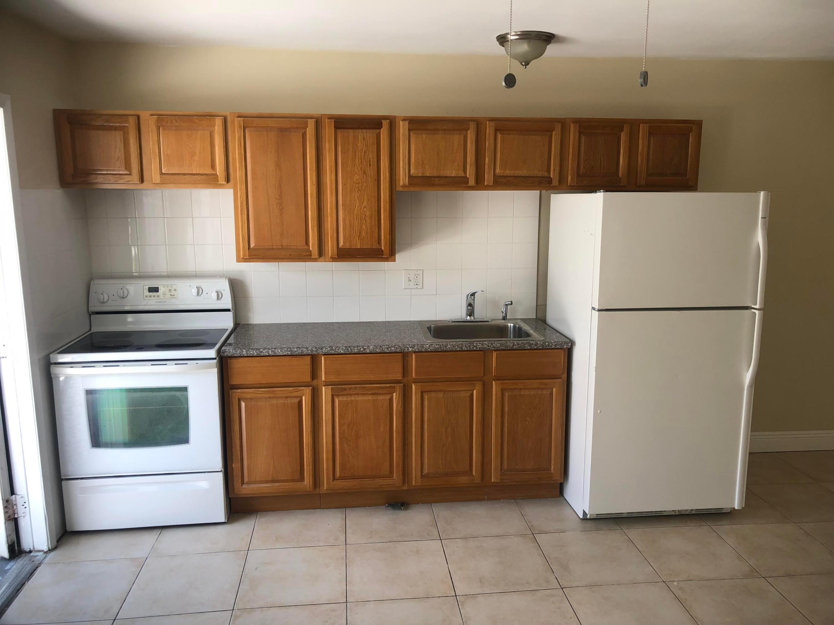 HOLLYWOOD LITTLE RANCHES - Residential Lease