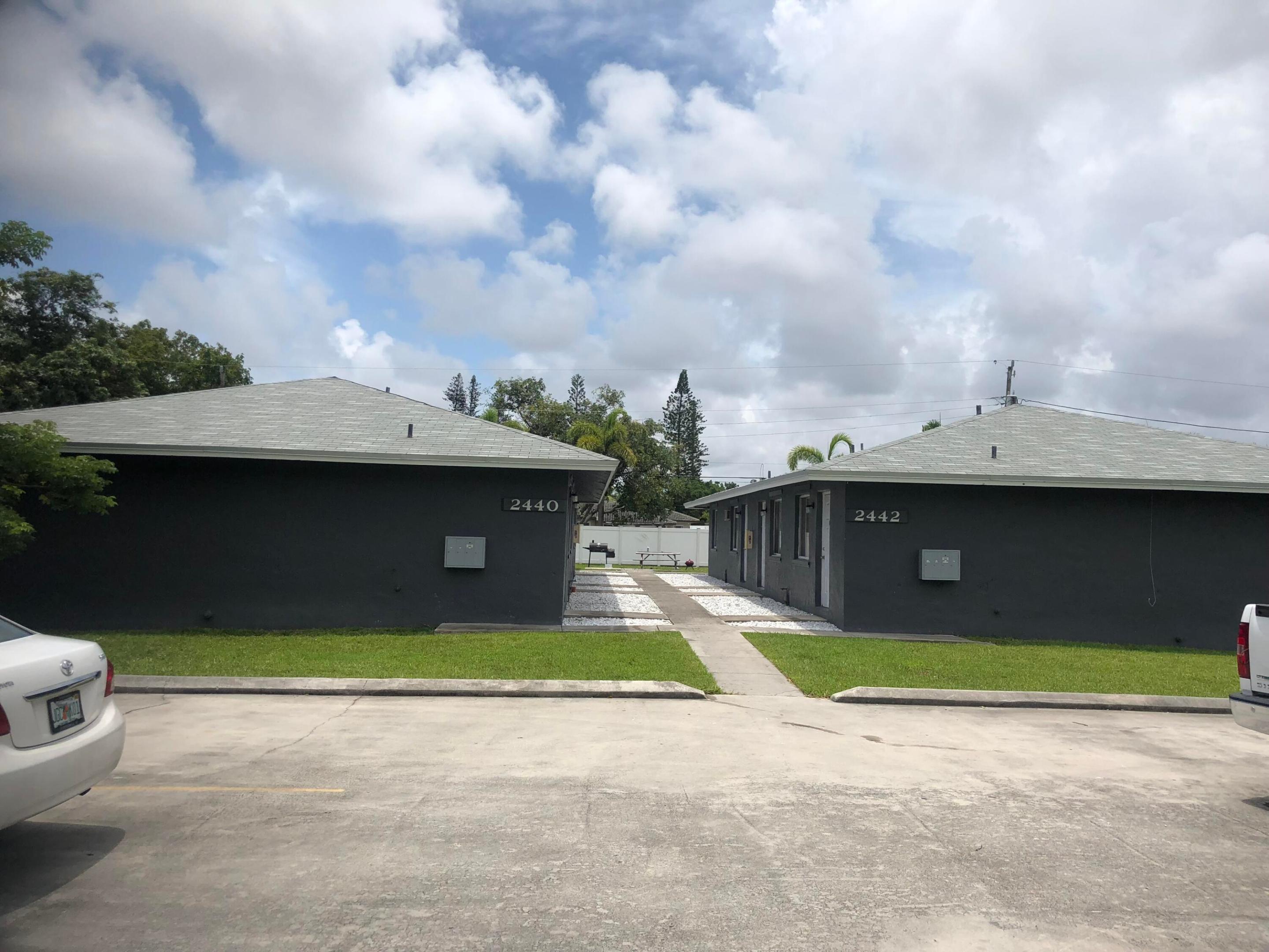 HOLLYWOOD LITTLE RANCHES - Residential Lease