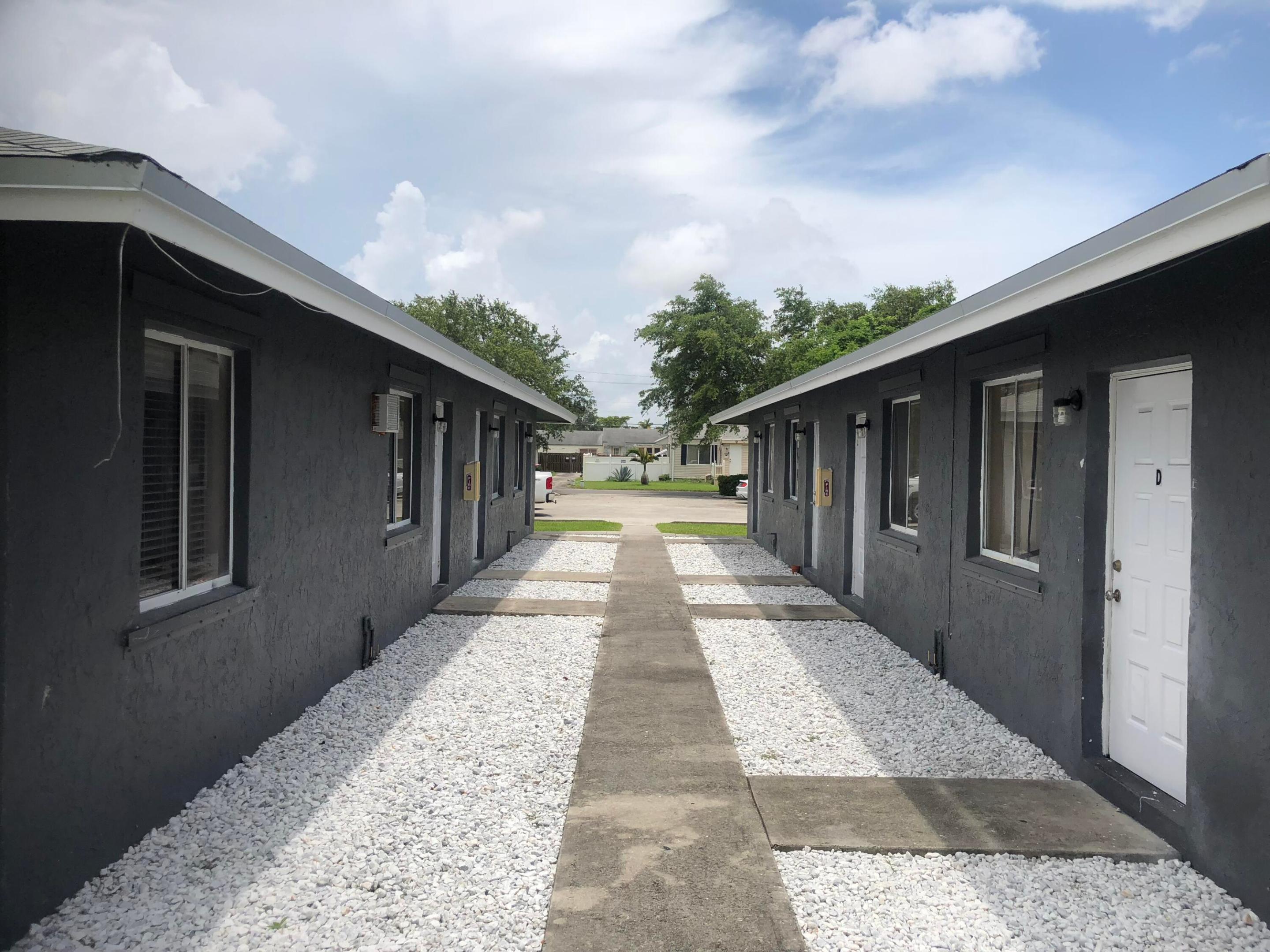 HOLLYWOOD LITTLE RANCHES - Residential Lease