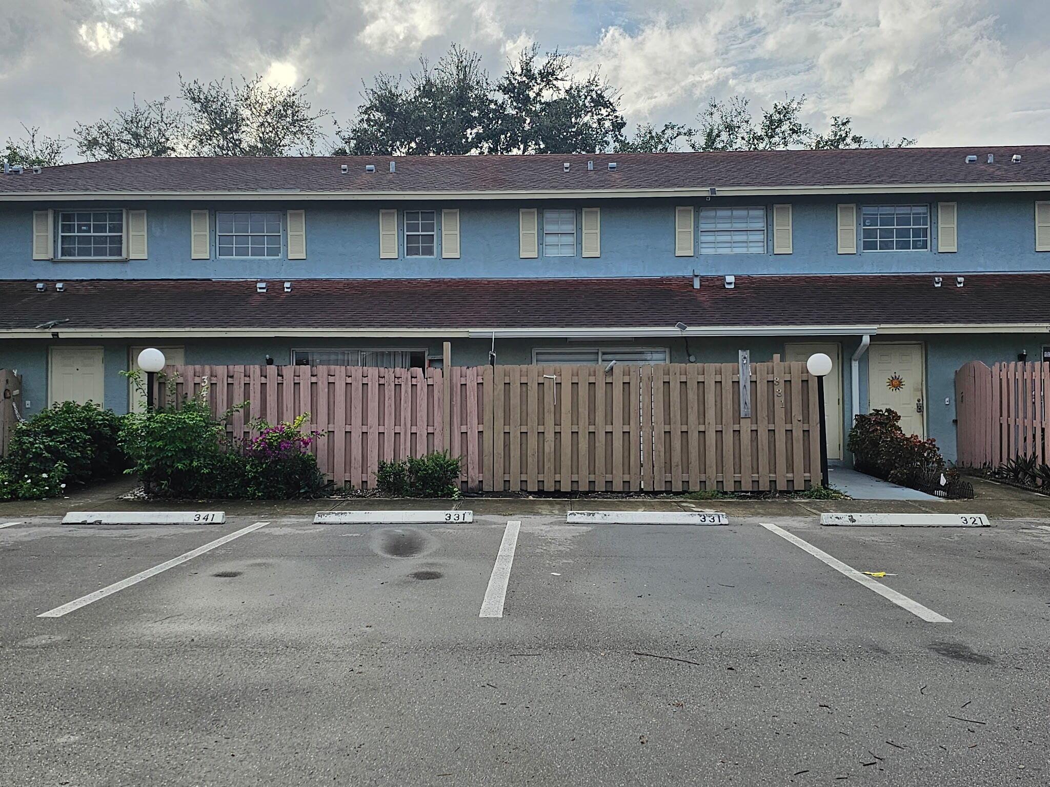 Beautiful 3 bedrooms 2.1 bathrooms townhouse in Palm Springs. All renovated with new appliances & washer and dryer, water purifying system, quarts kitchen, led lights, model curtains, outside kitchen. ( Measurements are only estimates )You will fall in love as soon as you walk in !!!
