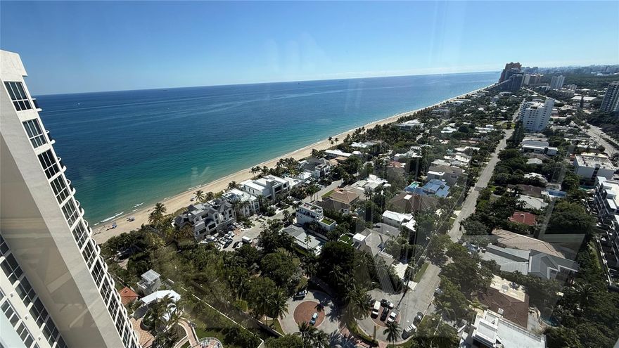 Spectacular Penthouse with Amazing Views, 4 Bedrooms plus an Office/Den. 2 Kitchens, ON SITE CAFE.
OVER SIZE ENTERTAINMENT AREA WITH ITS OWN KITCHEN. PRIVATE MASTER BEDROOM.