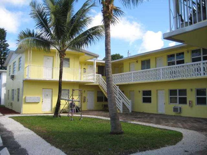 READY FOR IMMEDITATE OCCUPANCY! Large 1 Bedroom, 1 Bath Apartment for Rent in Deerfield Beach, Florida. First Floor, New Paint, Tile Floors, Onsite Laundry, Assigned Parking. Great East location between Federal Hwy (US-1) and the Beach. Close to Shopping,  Restaurants, Nightlife and the Beach! Fast and Easy Move In!