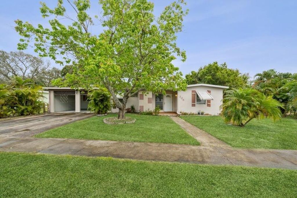 Photo of 305 SE Abeto Lane, Port St Lucie, FL 34983 (MLS # R10867294)