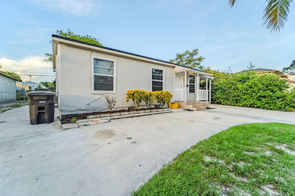 Photo of 722 Forest Hill Boulevard, West Palm Beach, FL 33405 (MLS # F10516610)