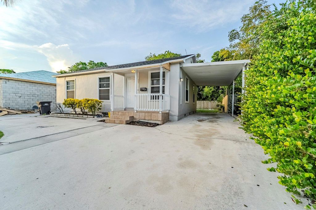 Photo of 722 Forest Hill Boulevard, West Palm Beach, FL 33405 (MLS # F10516610)
